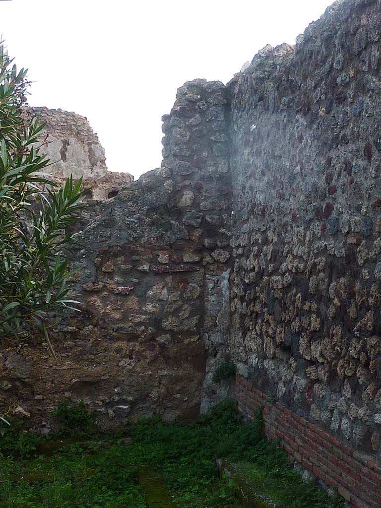 VI.5.10 Pompeii. November 2021. 
Looking towards south-west corner of peristyle. Photo courtesy of Hlne Dessales.
