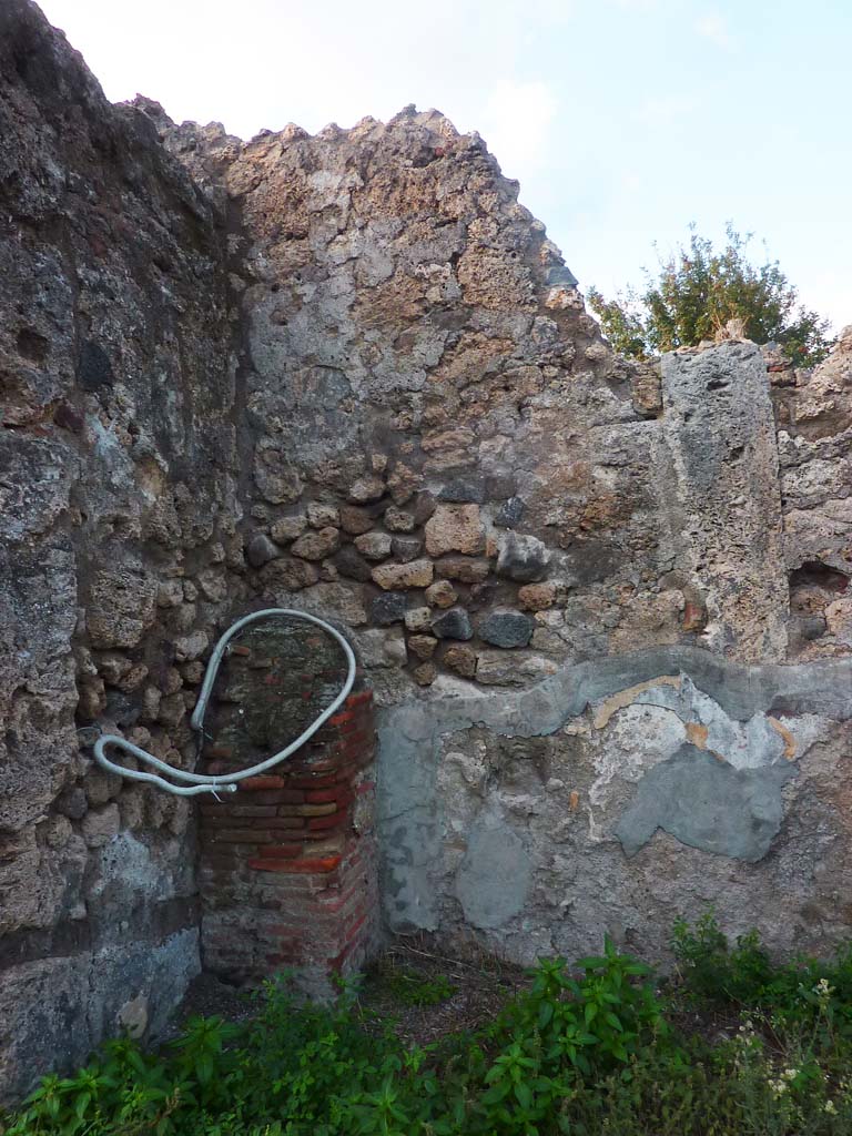 VI.5.10 Pompeii. November 2021. 
North-west corner of peristyle, on north side of entrance doorway. Photo courtesy of Hlne Dessales
