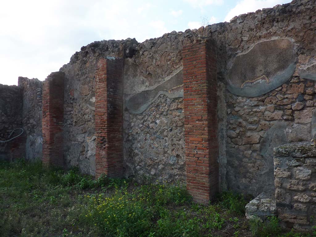 VI.5.10 Pompeii. November 2021. Looking towards north wall of peristyle, with steps on right. Photo courtesy of Hlne Dessales.