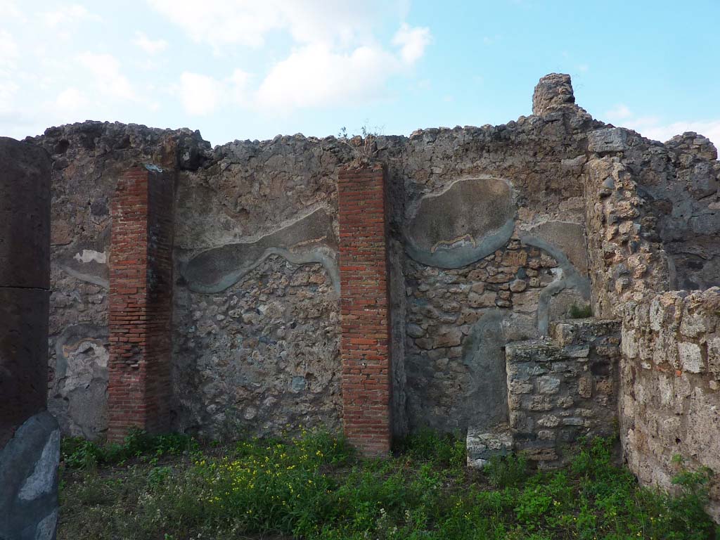 VI.5.10 Pompeii. November 2021. Looking towards steps in north-east corner of peristyle. Photo courtesy of Hlne Dessales.