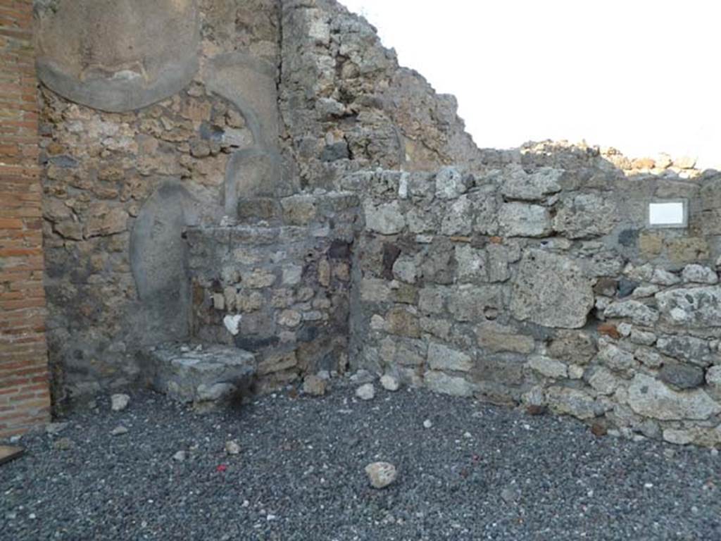 VI.5.10 Pompeii. May 2011. Steps in north-east corner of peristyle.