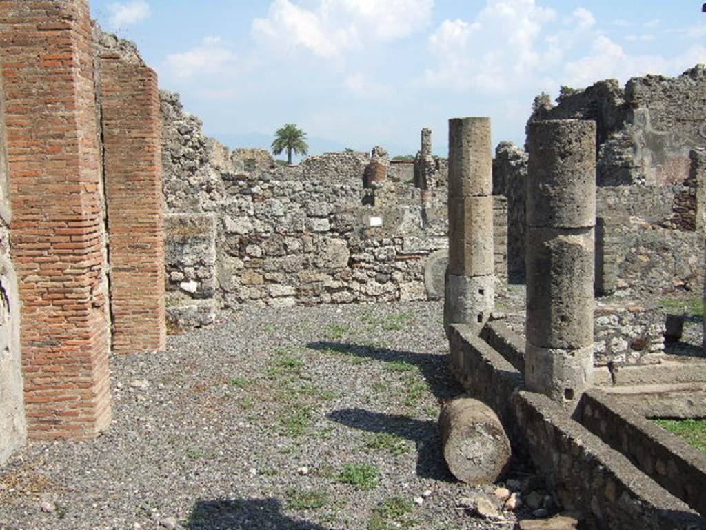 VI.5.10 Pompeii. September 2005. Room 1, looking east across north portico of peristyle.  