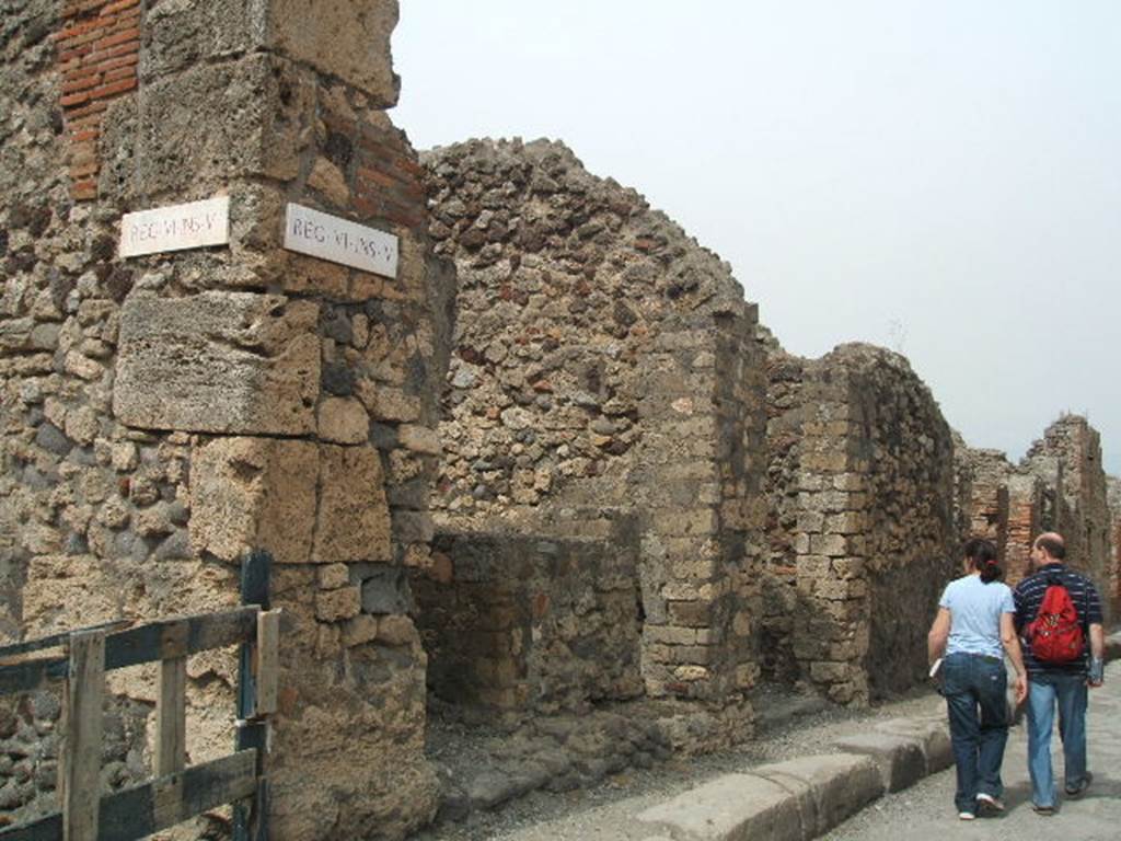 VI.5.12 Pompeii. May 2005. Entrance doorway, looking east along Vicolo di Mercurio.