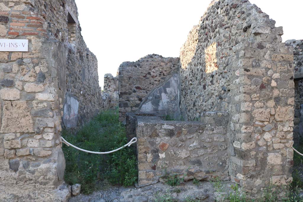 VI.5.12 Pompeii. December 2018. Looking north through entrance doorway into bar-room. Photo courtesy of Aude Durand.