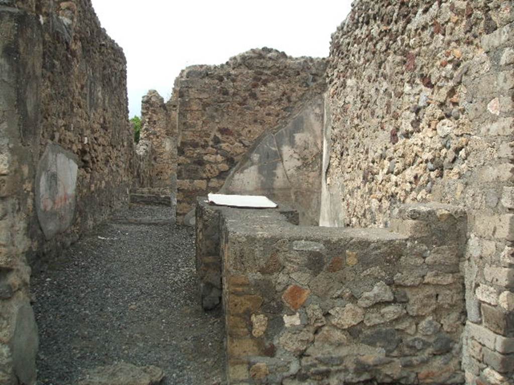 VI.5.12 Pompeii. May 2005. Looking north across bar-room to doorway into atrium of VI.5.13.