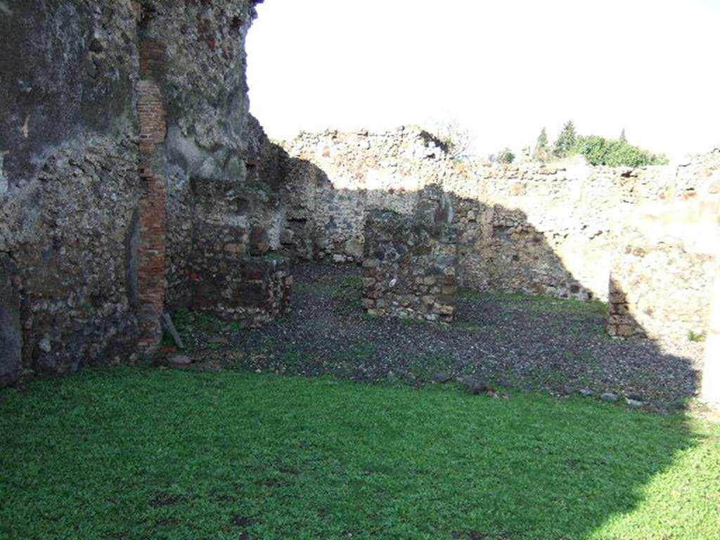 VI.5.14 Pompeii. December 2005. North-west corner of peristyle.