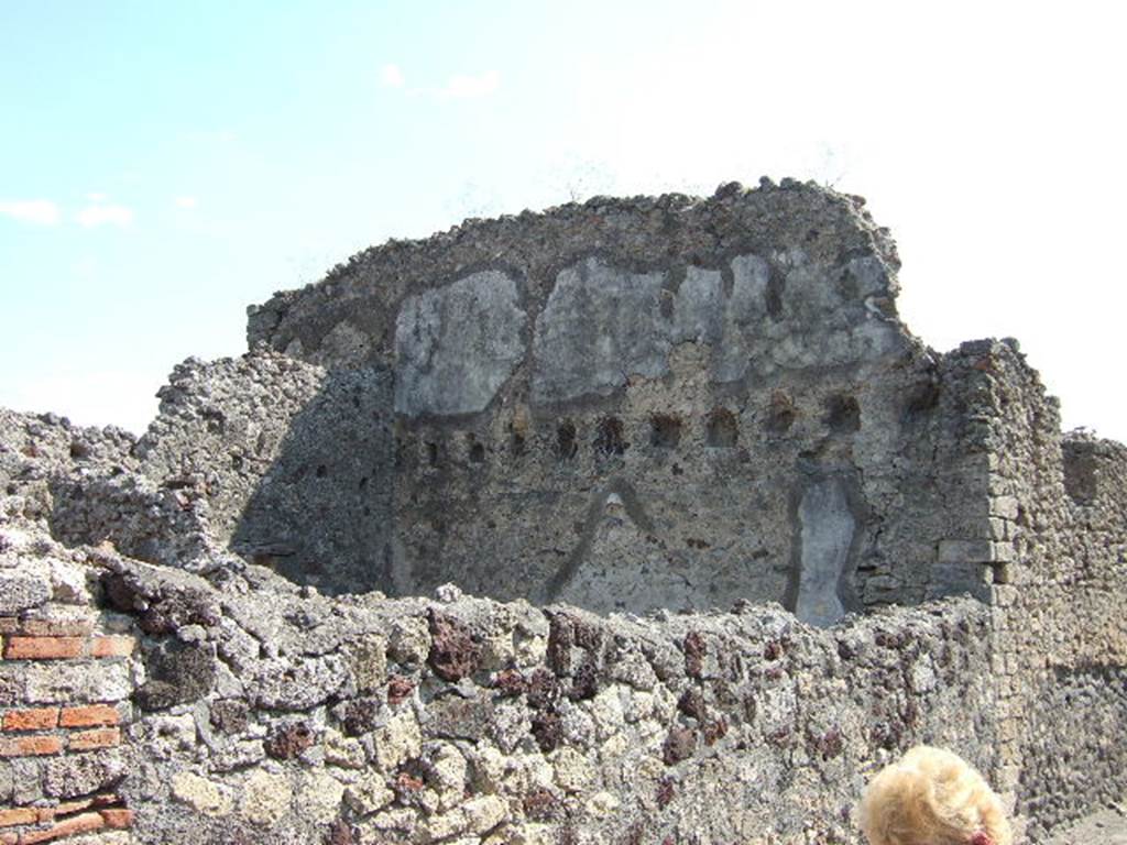 VI.5.14 front of picture (on left) and VI.5.13 at rear of large surviving wall (on right).
Photo taken from Vicolo di Modesto, looking east towards north-west exterior corner of VI.5.14.  September 2005.
