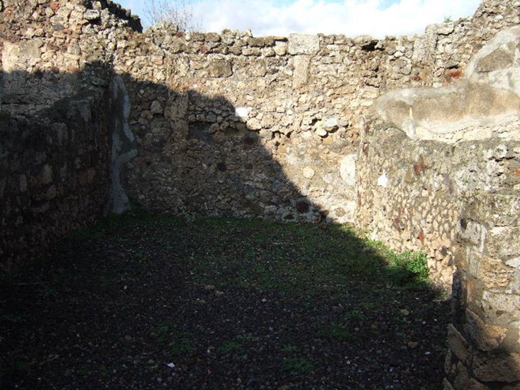 VI.5.14 Pompeii. December 2005. Large middle room on north side of peristyle.