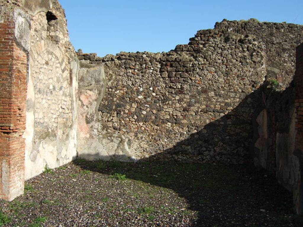 VI.5.14 Pompeii. December 2005. Looking east across large room on east side of peristyle