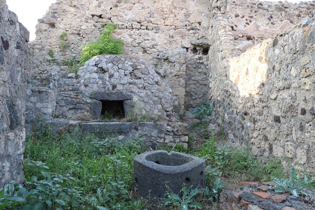 VI.5.15 Pompeii. December 2018. Looking north towards oven. Photo courtesy of Aude Durand.