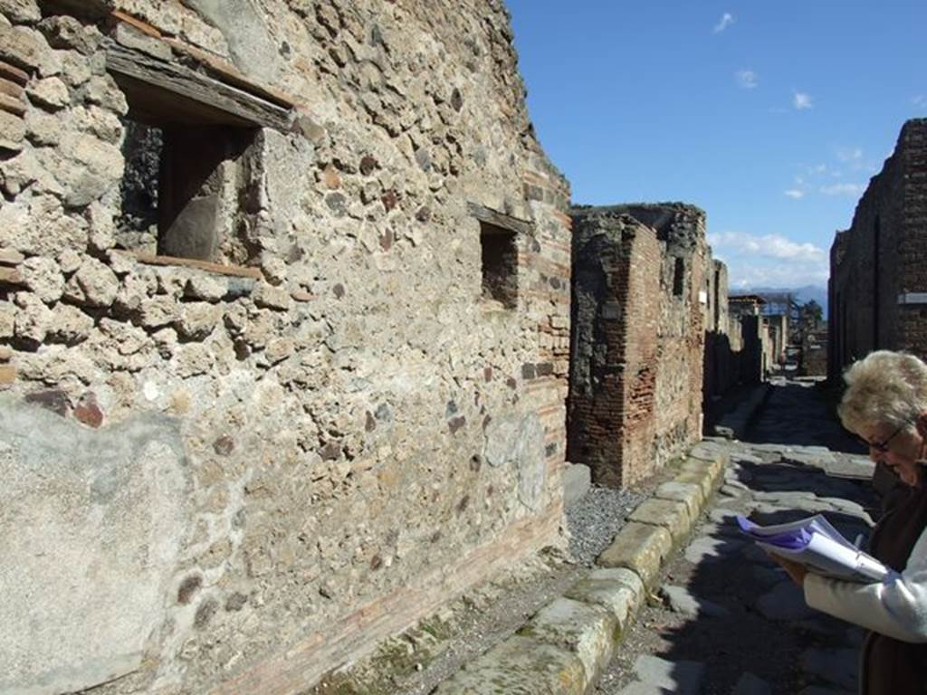 VI.5.16 Pompeii. March 2009. Looking east along front of house on Vicolo di Mercurio. According to Pagano and Prisciandaro, a graffito found in April 1829 on the exterior wall was –
M(arcum) Cerrinium
Vatiam aed(ilem) o(ro) v(os) f(aciatis)
Faventius cum suis rog(at)     [CIL IV 235]
See Pagano, M. and Prisciandaro, R., 2006. Studio sulle provenienze degli oggetti rinvenuti negli scavi borbonici del regno di Napoli. Naples : Nicola Longobardi. (p. 140)  PAH III, 97.
