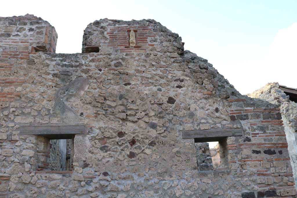 VI.5.16 Pompeii. December 2018. Upper front façade with phallus plaque. Photo courtesy of Aude Durand.