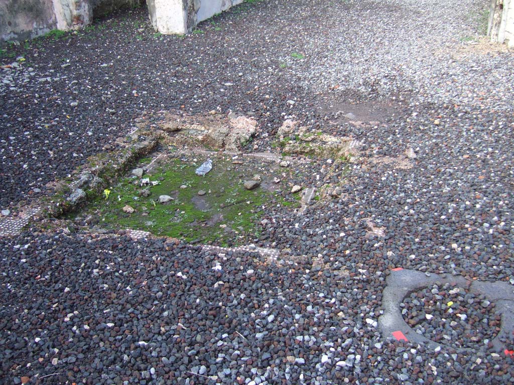 VI.5.16 Pompeii. December 2005. Atrium with impluvium and cistern head.