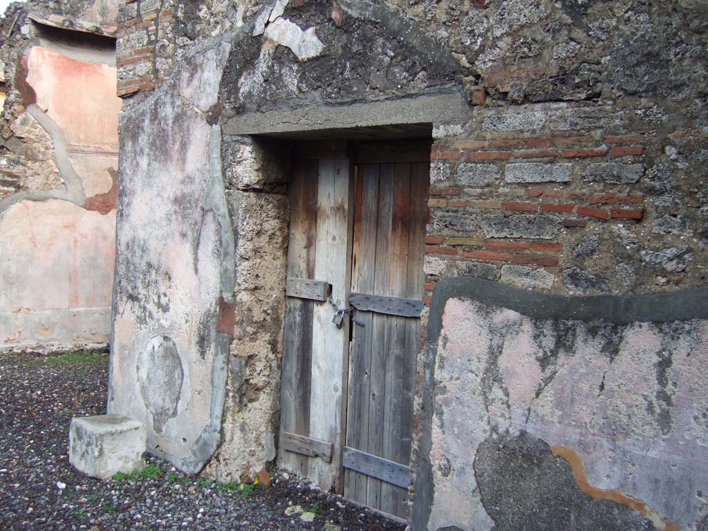 VI.5.16 Pompeii. December 2005. Cubiculum on east side of atrium.