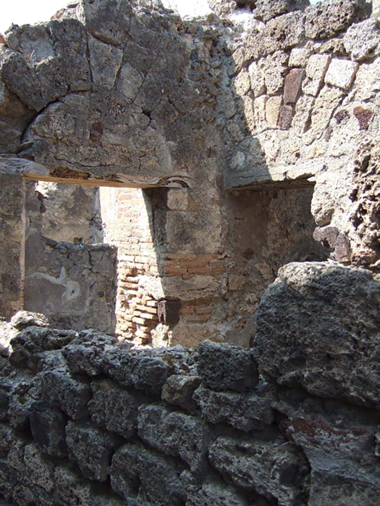 VI.5.17 Pompeii. September 2005. Looking from entrance fauces to north-west corner of atrium.