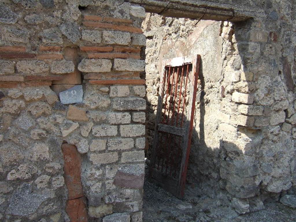 VI.5.18 Pompeii. September 2005. North wall of entrance corridor, on right.