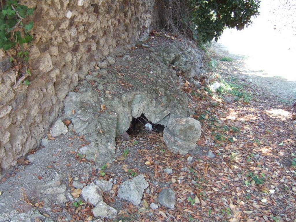 Drain? or bench outside house? on wall between VI.5.20 and VI.5.21 (back wall of VI.5.7), Pompeii.