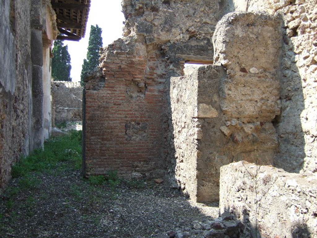 VI.5.21 Pompeii. September 2005. Looking west towards peristyle of VI.5.5.
On the right, is the kitchen area.
