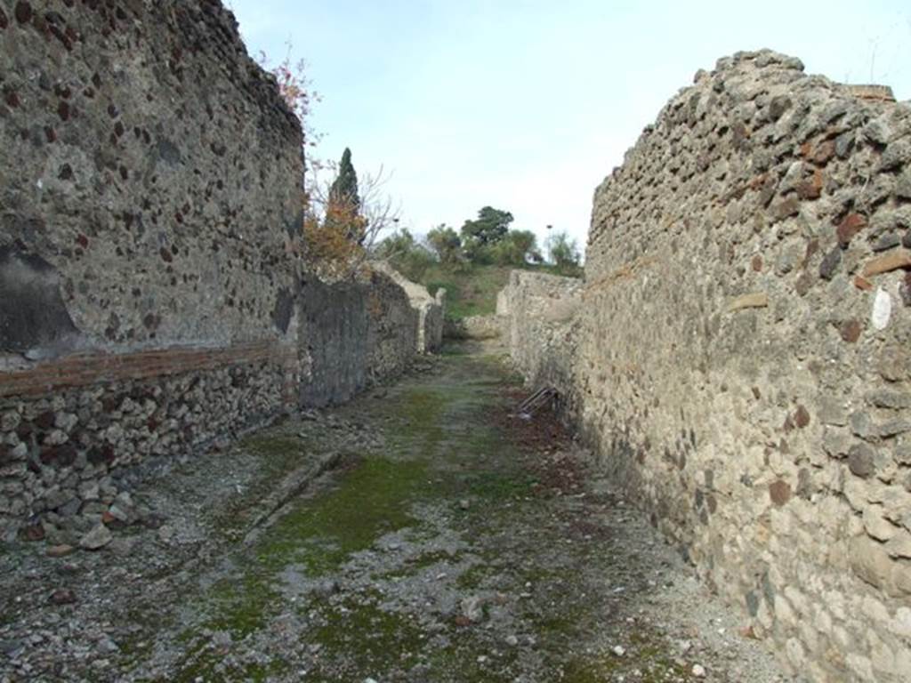 Vicolo della Fullonica looking north from outside VI.5.21, Pompeii.