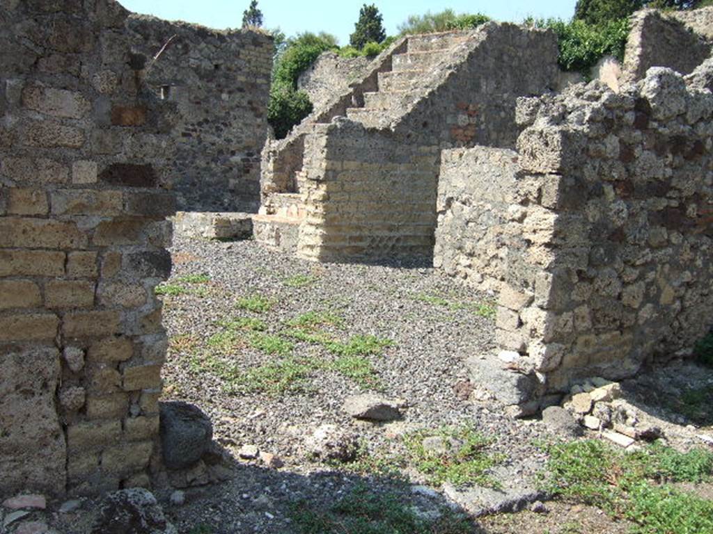 VI.5.22 Pompeii. September 2005. Looking west towards entrance doorway on Vicolo della Fullonica.