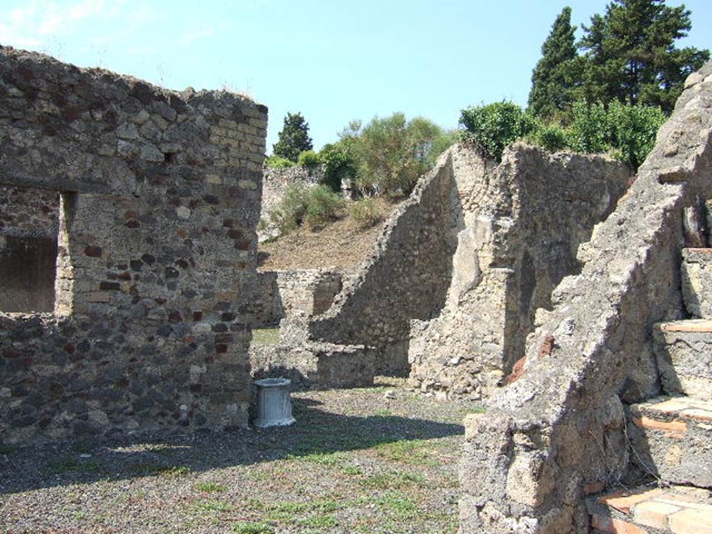 VI.5.22 Pompeii. September 2005. Looking north-west towards garden area from steps to upper floor.