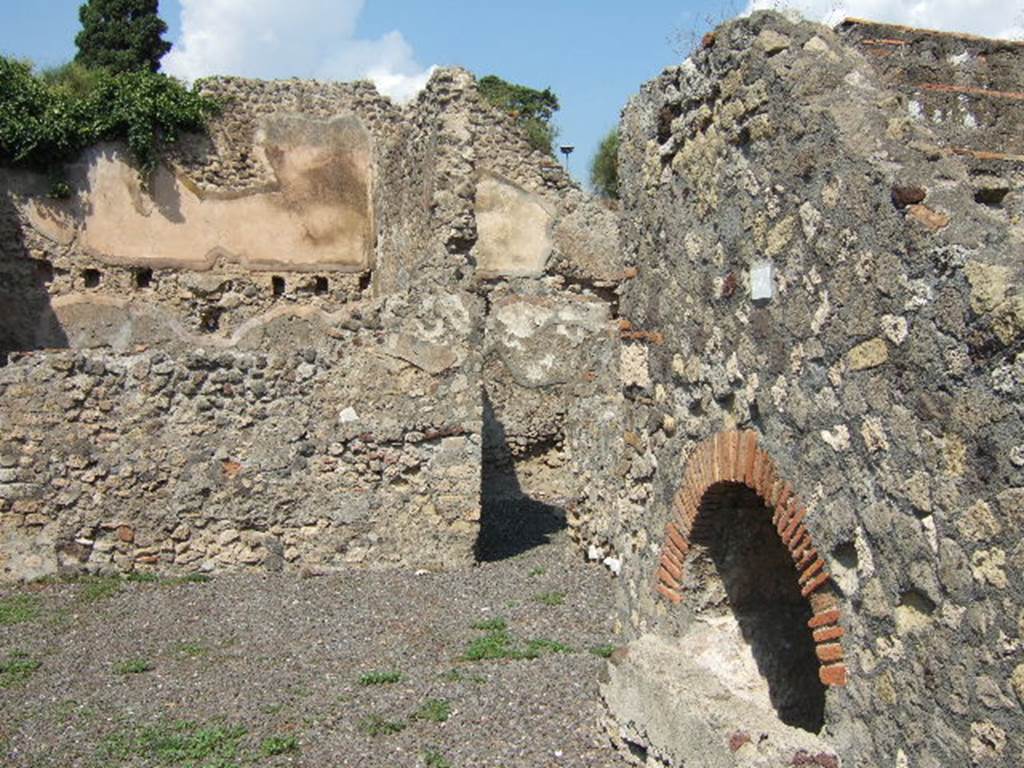 VI.5.22 Pompeii. September 2005. Looking north towards rooms in north-east corner and recess under stairs.