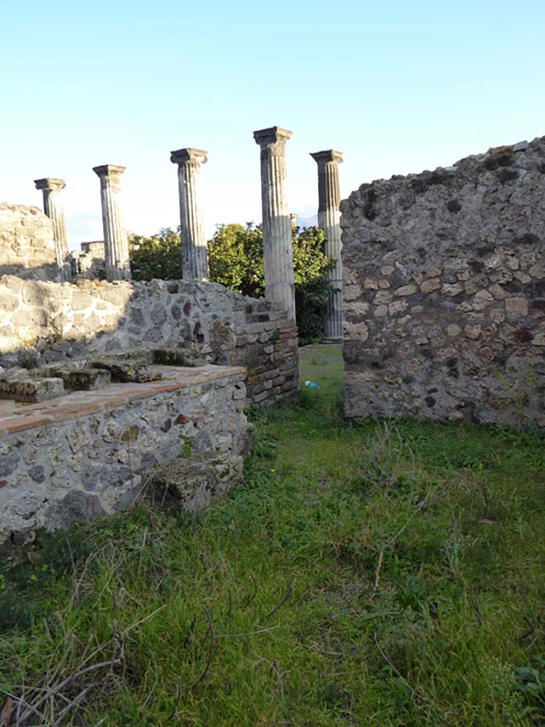 VI.6.1 Pompeii. January 2017. 
Room 16, looking south through doorway in kitchen area towards north-west corner of peristyle.
Foto Annette Haug, ERC Grant 681269 DCOR.
