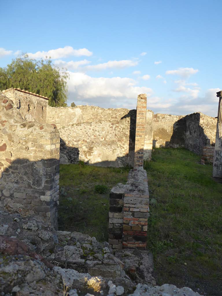 VI.6.1 Pompeii. January 2017. 
Looking east along north portico, towards doorway to room 19 from room 18.
Foto Annette Haug, ERC Grant 681269 DCOR.

