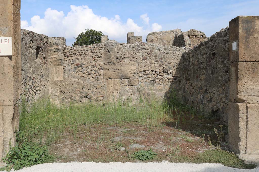 VI.6.2 Pompeii. December 2018. Looking north to entrance doorway. Photo courtesy of Aude Durand.