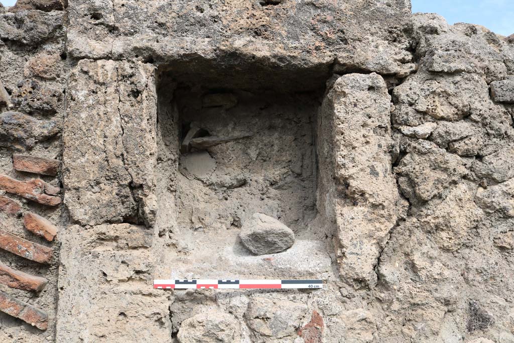 VI.6.3 Pompeii. December 2018. Detail of niche in north wall. Photo courtesy of Aude Durand.