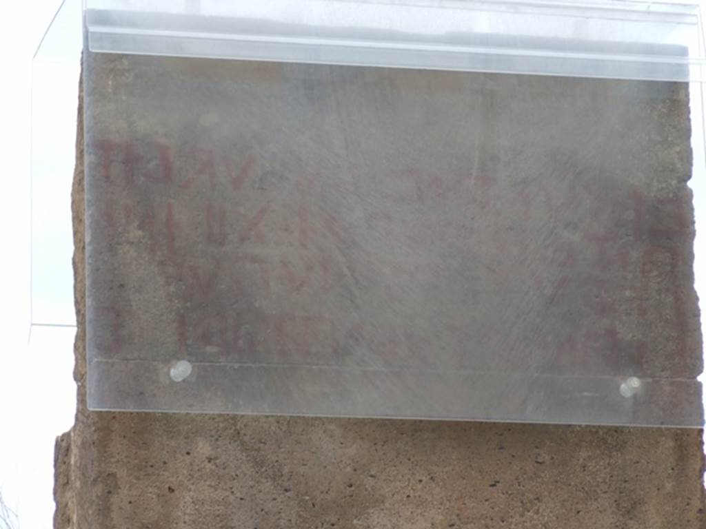 Remains of red painted Oscan inscription known as etuns on pillar between VI.6.3 and VI.6.4. December 2007. The term etuns describes Oscan inscriptions, painted in red on tufa facades of Samnite houses.
They all instruct someone to go through a particular lane to a particular spot on the city walls. They have also been found at VI.2.1, VI.6.24, VI.12.1, VIII.5.19, and III.4.2. According to Dobbins & Foss (editors), the wording of this etuns was -
EKSUK AMVIANUD EIT(UNS)
ANTER TIURRI XII INI
VERU SARINA PUF
FAAMAT MR AALIRIIS V  (which may be translated as) 
Through this lane they ought to go
Between tower XII and
The Sarina gate, where
Mara Adirius, the son of Vibius, commands.
See Dobbins, J & Foss, P., 2008. The World of Pompeii. New York: Routledge. (p.21 and note 16)
