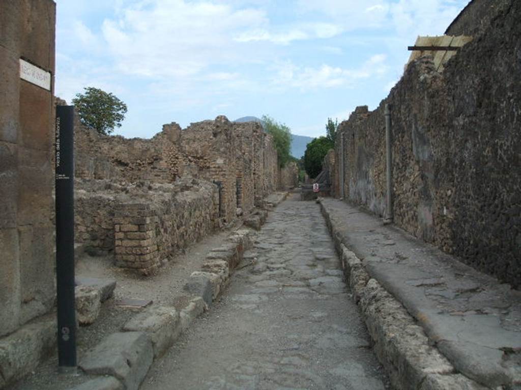 VI.6.5 Bakery.  Linked to VI.6.4

VI.6.5    Vicolo della Fullonica looking north from the Forum Baths     VI.8