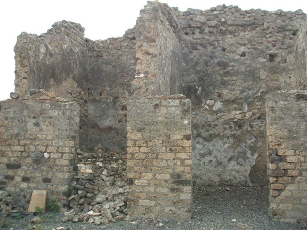 VI.6.7 Pompeii. May 2005. Two doorways on west side of atrium. On the left (filled with rubble) would have been a cubiculum. On the right, according to Eschebach is a closed tablinum, according to Fiorelli, it was another cubiculum. See Eschebach, L., 1993. Gebudeverzeichnis und Stadtplan der antiken Stadt Pompeji. Kln: Bhlau. (p.174). See Pappalardo, U., 2001. La Descrizione di Pompei per Giuseppe Fiorelli (1875). Napoli: Massa Editore. (p.56)
