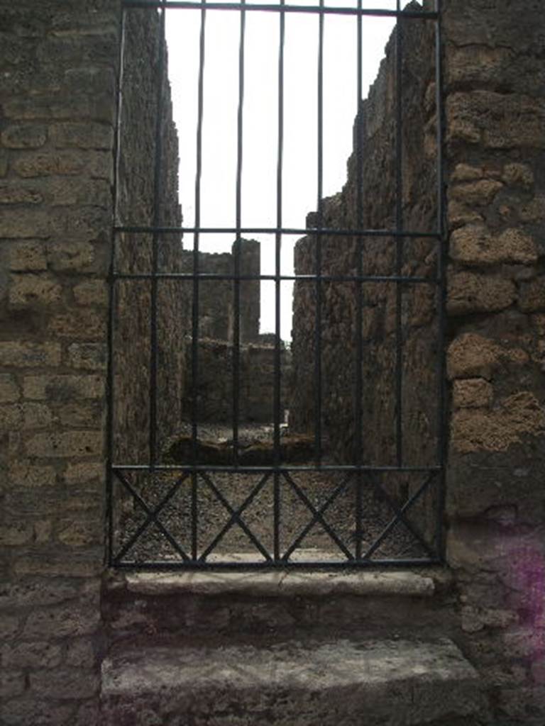 VI.6.8 Pompeii. May 2005. Entrance doorway, looking west.