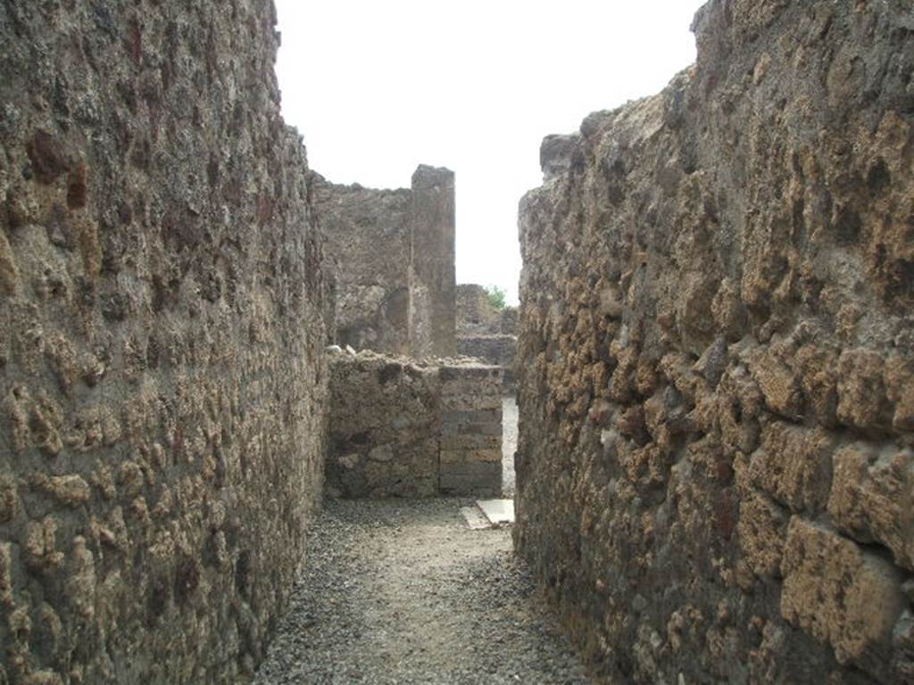 VI.6.8 Pompeii. May 2005. Corridor leading to south-east corner of peristyle of VI.6.1.