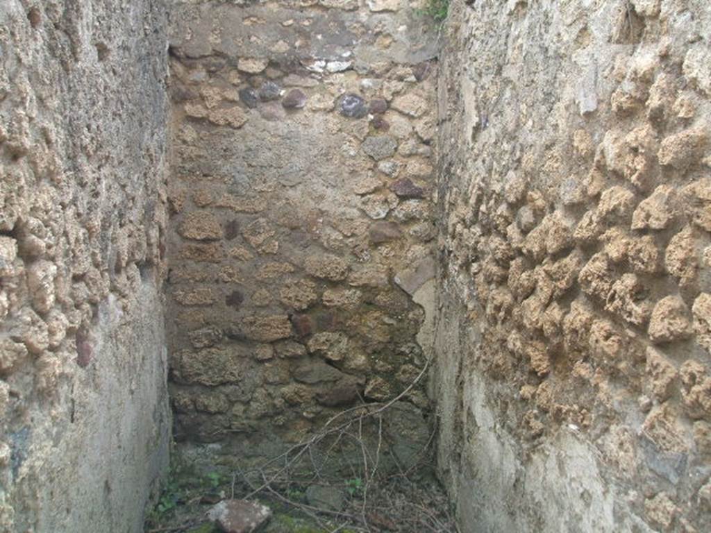 VI.6.10 Pompeii. May 2005. Latrine in north-west corner of atrium, near kitchen and stairs area at VI.6.10a. See Hobson, B. 2009. Pompeii, Latrines and Down Pipes. Oxford, Hadrian Books, (p.220). See Pappalardo, U., 2001. La Descrizione di Pompei per Giuseppe Fiorelli (1875). Napoli: Massa Editore. (p.56). See Eschebach, L., 1993. Gebudeverzeichnis und Stadtplan der antiken Stadt Pompeji. Kln: Bhlau. (p.175)


