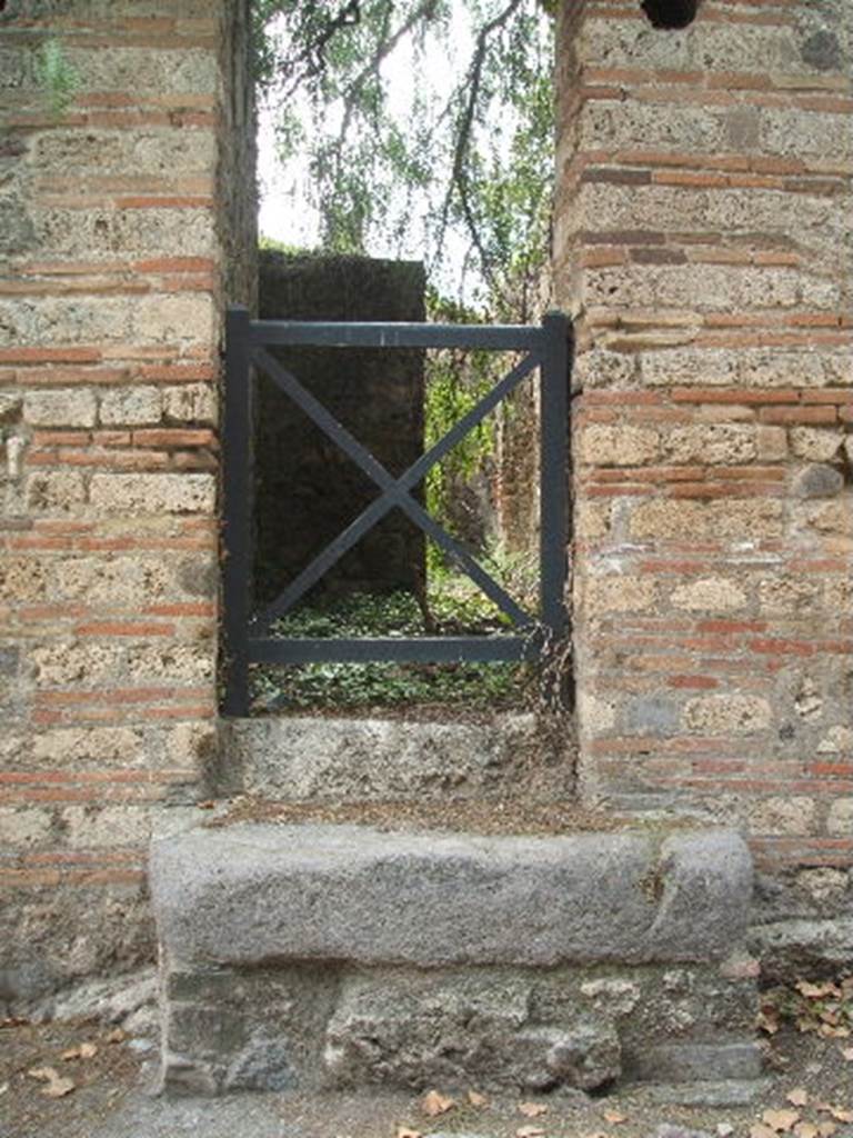 VI.6.10a Pompeii. May 2005. Entrance doorway. According to Fiorelli, this was number 11. He described it had three stone steps with the remainder being wooden, and leading to the upstairs rooms above the described small house. In VI.6.10, he had described the latrine in the underneath of the following staircase. See Pappalardo, U., 2001. La Descrizione di Pompei per Giuseppe Fiorelli (1875). Napoli: Massa Editore. (p.56)
