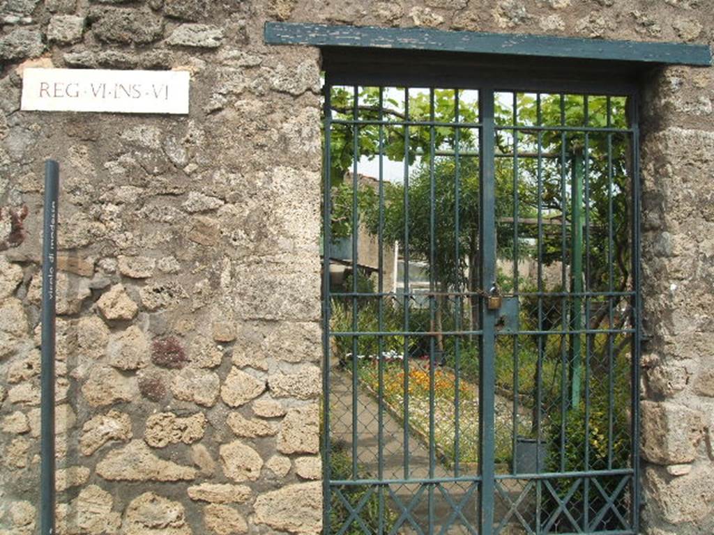 VI.6.12 Pompeii. May 2005. Entrance doorway, looking east.
