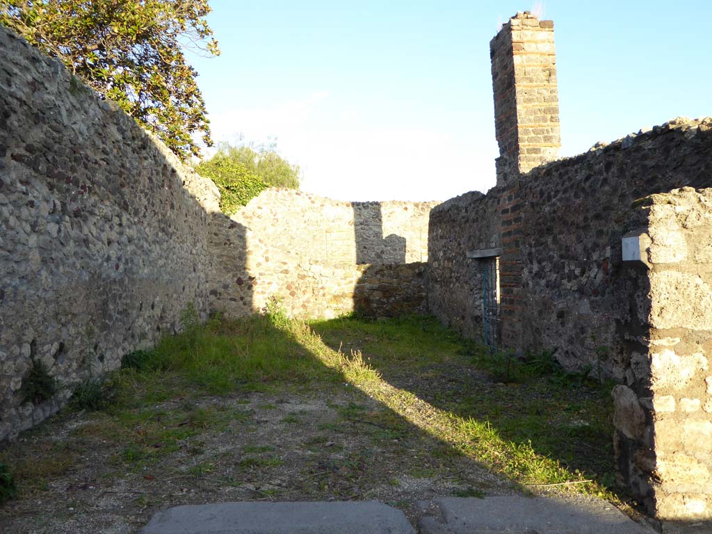 VI.6.13 Pompeii. January 2017. Looking east through entrance doorway.
Foto Annette Haug, ERC Grant 681269 DCOR.
