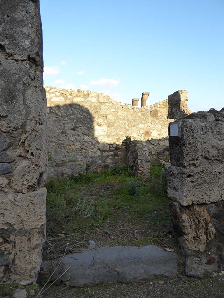 VI.6.16 Pompeii. January 2017. Looking east through entrance doorway. 
Foto Annette Haug, ERC Grant 681269 DCOR.
