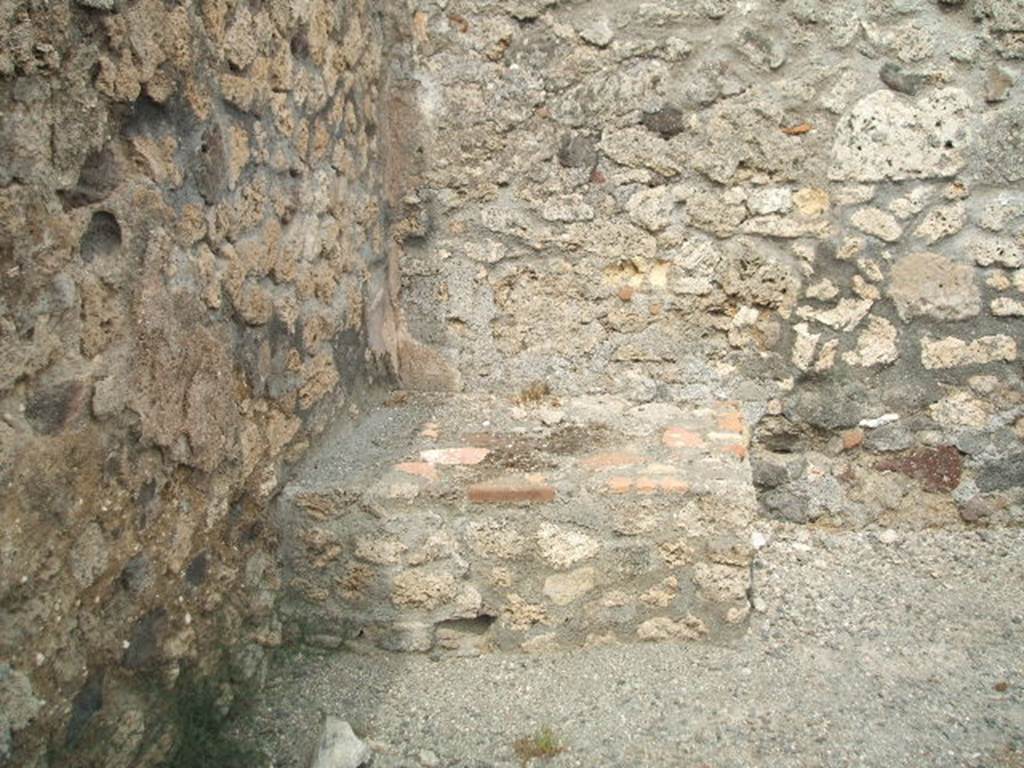 VI.6.16 Pompeii. May 2005. North-east corner, with remains of base.

