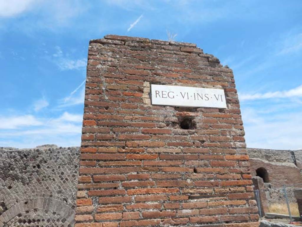 VI.6.17 Pompeii. May 2017. Pilaster on south side of entrance doorway. Photo courtesy of Buzz Ferebee.

