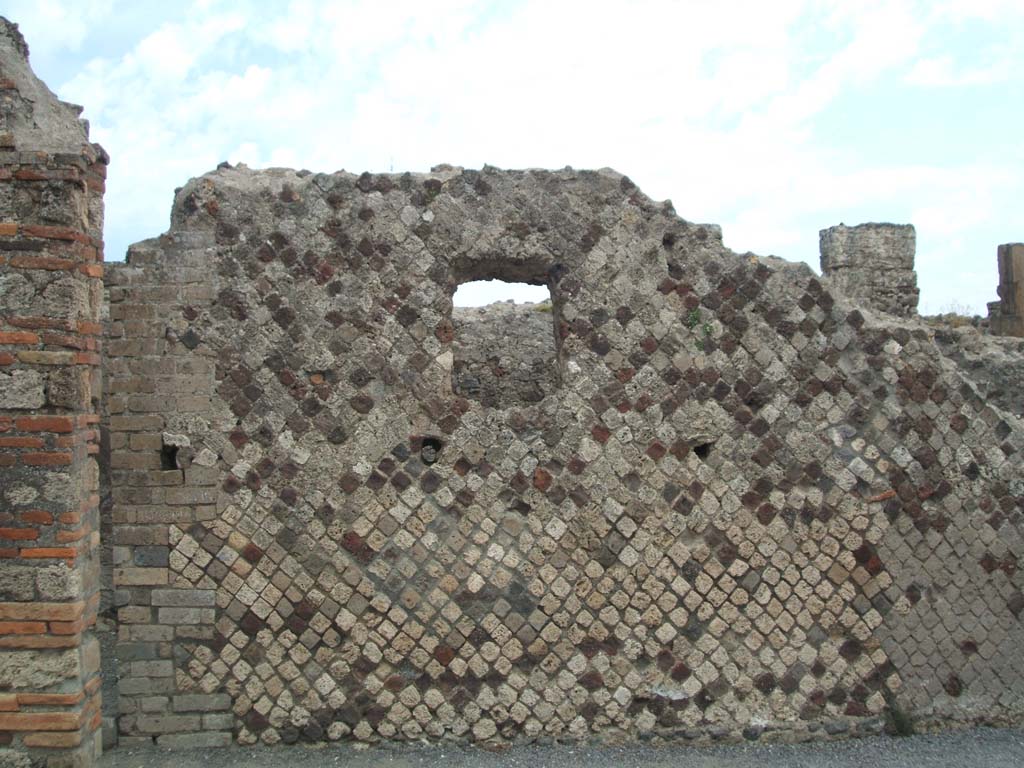 VI.6.17 Pompeii. May 2005. East wall of entrance room, with doorway to the room at the rear of the wall, on the left.
This rear room may have been a storeroom for the flour, or possibly a stable for the animals used to turn the mills.
