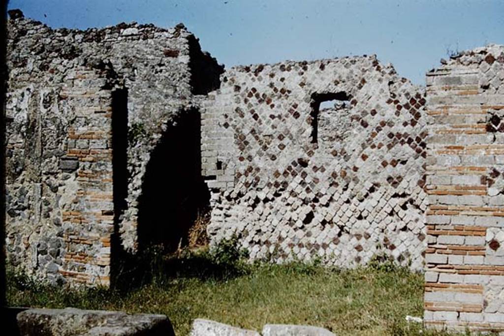 VI.6.17 Pompeii. 1959. Looking towards north-east corner of entrance room, with doorway to rear room. Photo by Stanley A. Jashemski.
Source: The Wilhelmina and Stanley A. Jashemski archive in the University of Maryland Library, Special Collections (See collection page) and made available under the Creative Commons Attribution-Non Commercial License v.4. See Licence and use details. J59f0094
