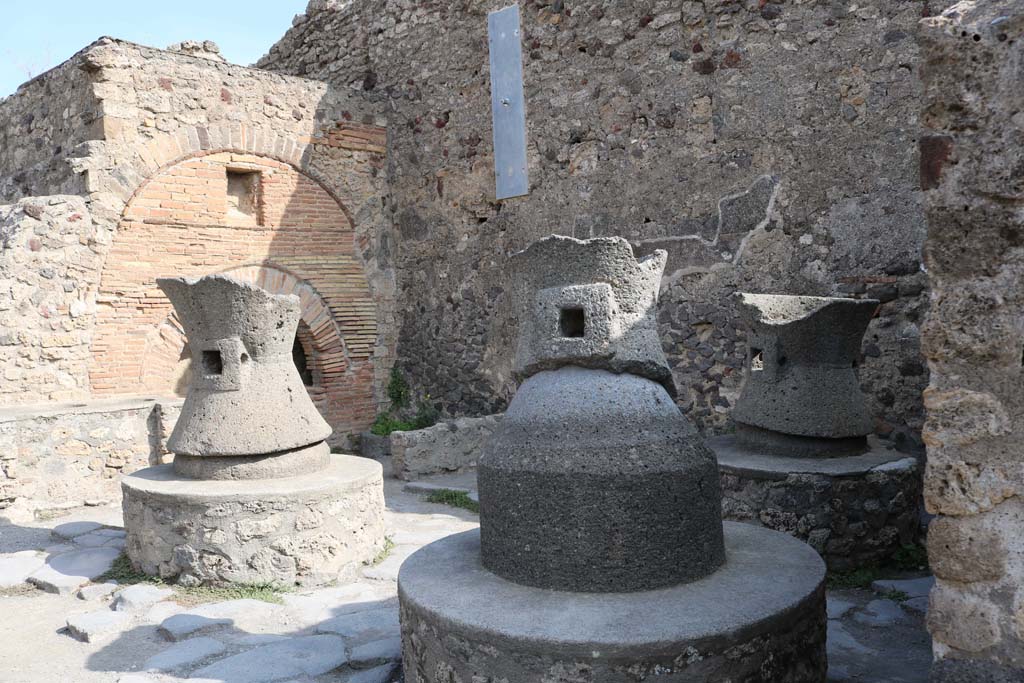 VI.6.17 Pompeii. December 2018. Looking north across mills towards oven in bakery. Photo courtesy of Aude Durand.