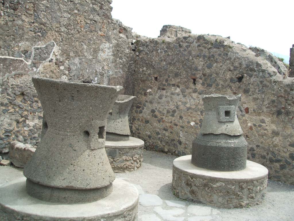 VI.6.17 Pompeii. May 2005. Looking south across mill-room.