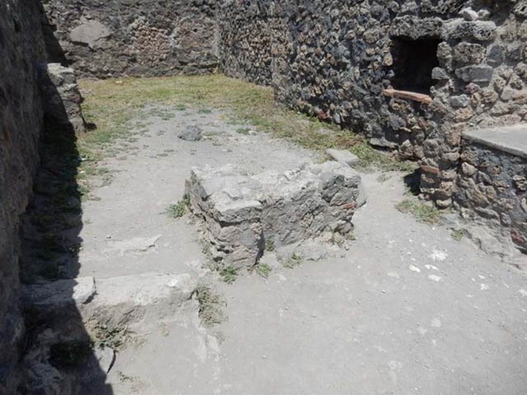 VI.6.17 Pompeii. May 2017. Looking north in rear room. Photo courtesy of Buzz Ferebee.