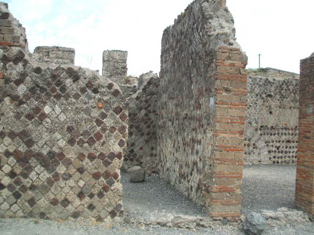 VI.6.18 Pompeii. May 2005. Looking west towards entrance doorway, in centre.  According to Della Corte, CIL IV 138, was found above one of the external pilasters in the south-west corner of insula VI.6.
See Della Corte, M., 1965.  Case ed Abitanti di Pompei. Napoli: Fausto Fiorentino. (p.113)
Fiorelli would appear to agree with Della Corte, as he said the advertisement was found on the walls of VI.6.18/19.
See Pappalardo, U., 2001. La Descrizione di Pompei per Giuseppe Fiorelli (1875). Napoli: Massa Editore. (p.56)
According to Mau, this public advertisement of a building to rent had now faded and vanished. The insula named after Arrius Pollio was thought by Fiorelli to be the so-called House of Pansa, across the street from the block on which the advertisement was found.  The identification may be correct  but a notice painted in so prominent a place might refer to a block in any part of the city. Maus translation was -
To rent from the first day of next July, shops with the floors over them, fine upper chambers, and a house in the Arrius Pollio block owned by Gnaeus Alleius Nigidius Maius.  Prospective lessees may apply to Primus, slave of Gnaeus Alleius Nigidius Maius.
See Mau, A., 1907, translated by Kelsey, F. W., Pompeii: Its Life and Art. New York: Macmillan. (p. 489).
According to Epigraphik-Datenbank Clauss/Slaby (See www.manfredclauss.de), it read as -
Insula Arriana 
Polliana Gn(aei!) Al<le=IF>i Nigidi Mai 
locantur ex <K=I>(alendis) Iuli(i)s primis tanernae 
cum pergulis suis et c{o}enacula 
equestria et domus conductor(is) 
convenito Primum Gn(aei) Al<le=IF>i 
Nigidi Mai ser(vum)      [CIL IV 138]


