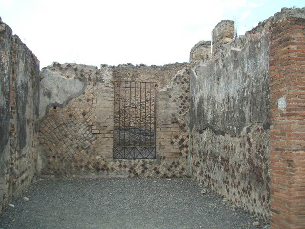 VI.6.22 Pompeii. May 2005. North wall of shop with doorway into VI.6.1.