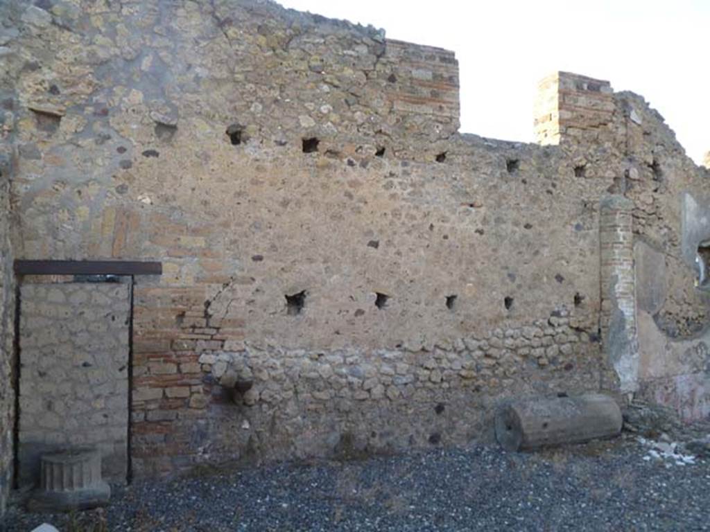 VI.7.1 Pompeii. May 2011.  North wall of atrium area, with an upper window above two rows of holes for floor joists or supports.
